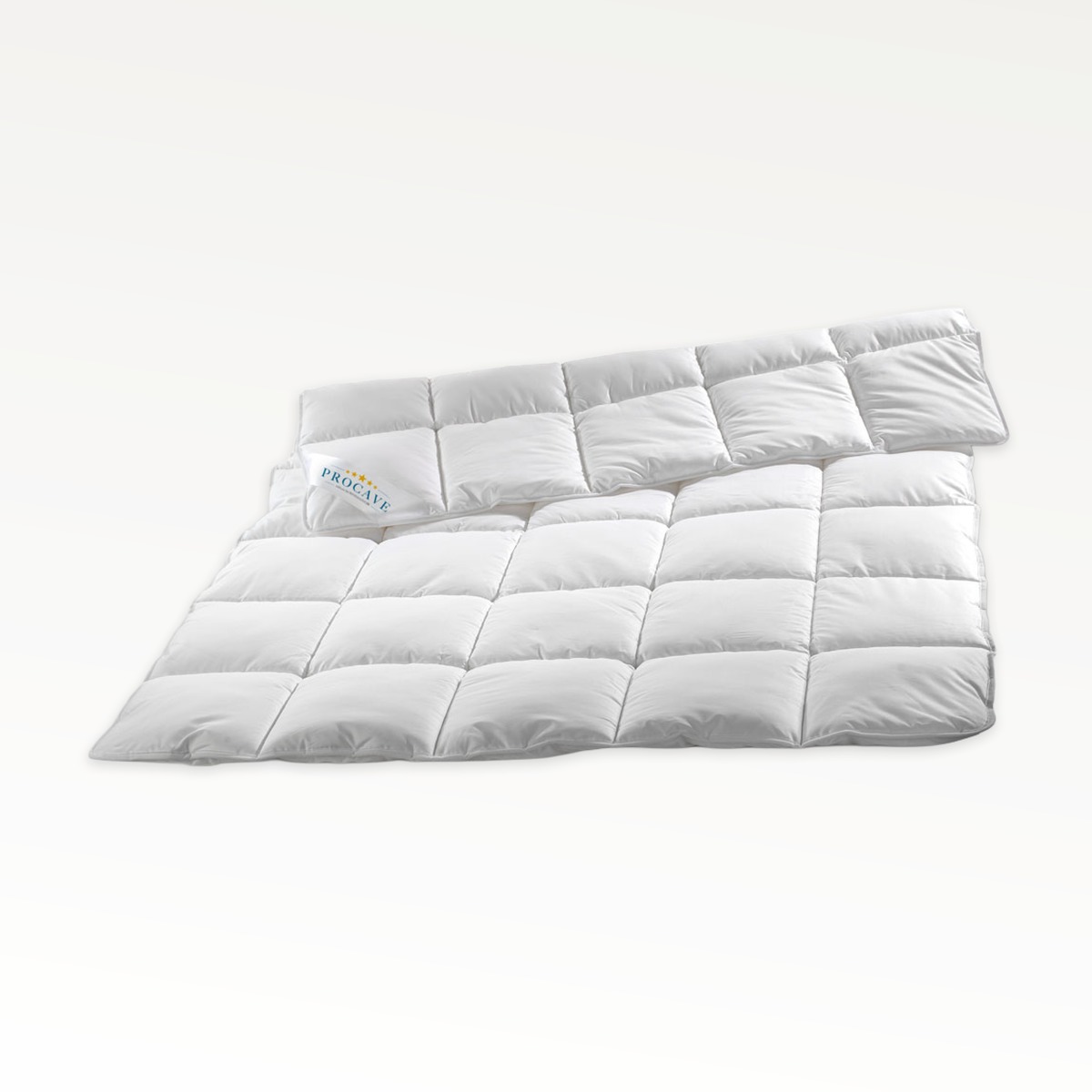 PROCAVE MICRO-COMFORT Ganzjahresdecke als Freisteller mit passendem Kissen auf hellem Hintergrund — leichte Ganzjahresdecke mit Quadratsteppung für konstantes Schlafklima