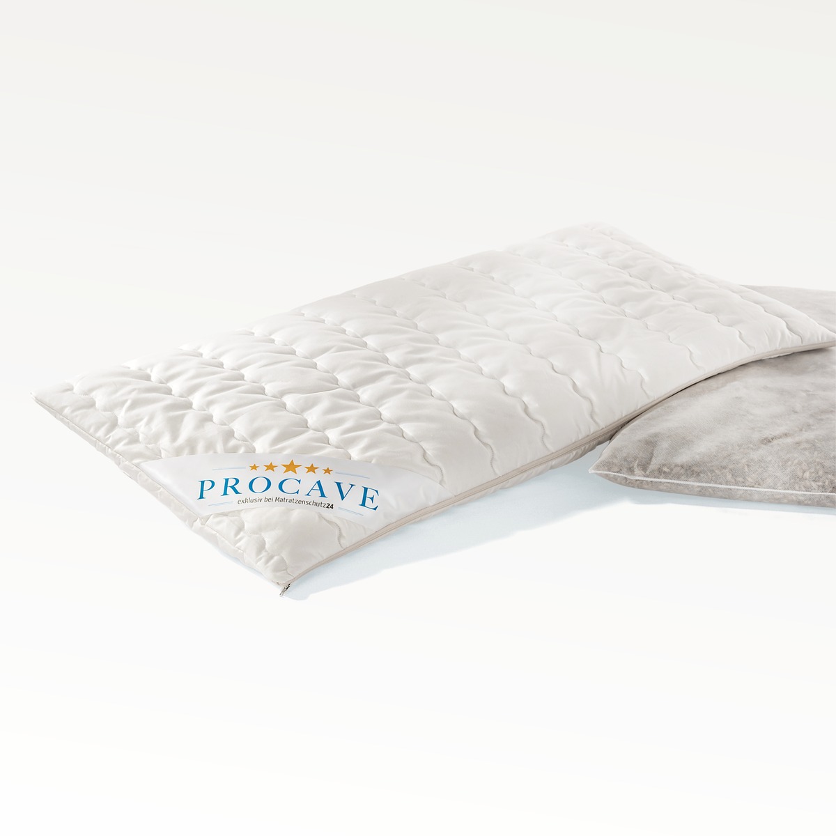 PROCAVE Dinkelkissen mit Baumwollbezug und Inlett nebeneinander, PROCAVE-Label sichtbar — Produktfreisteller Naturkissen aus der PROCAVE NATURA-Serie