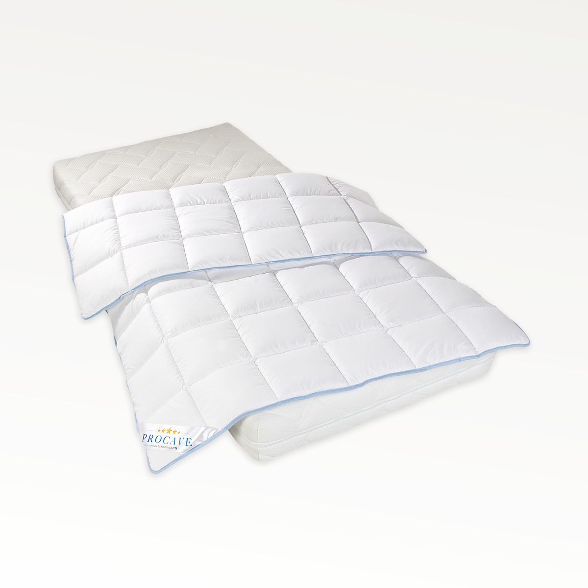PROCAVE TopCool kochfeste Qualitäts-Ganzjahresdecke, weiß mit blauem Einfassband, gefaltet auf Matratze liegend — Produktfreisteller Ganzjahresdecke Made in Germany
