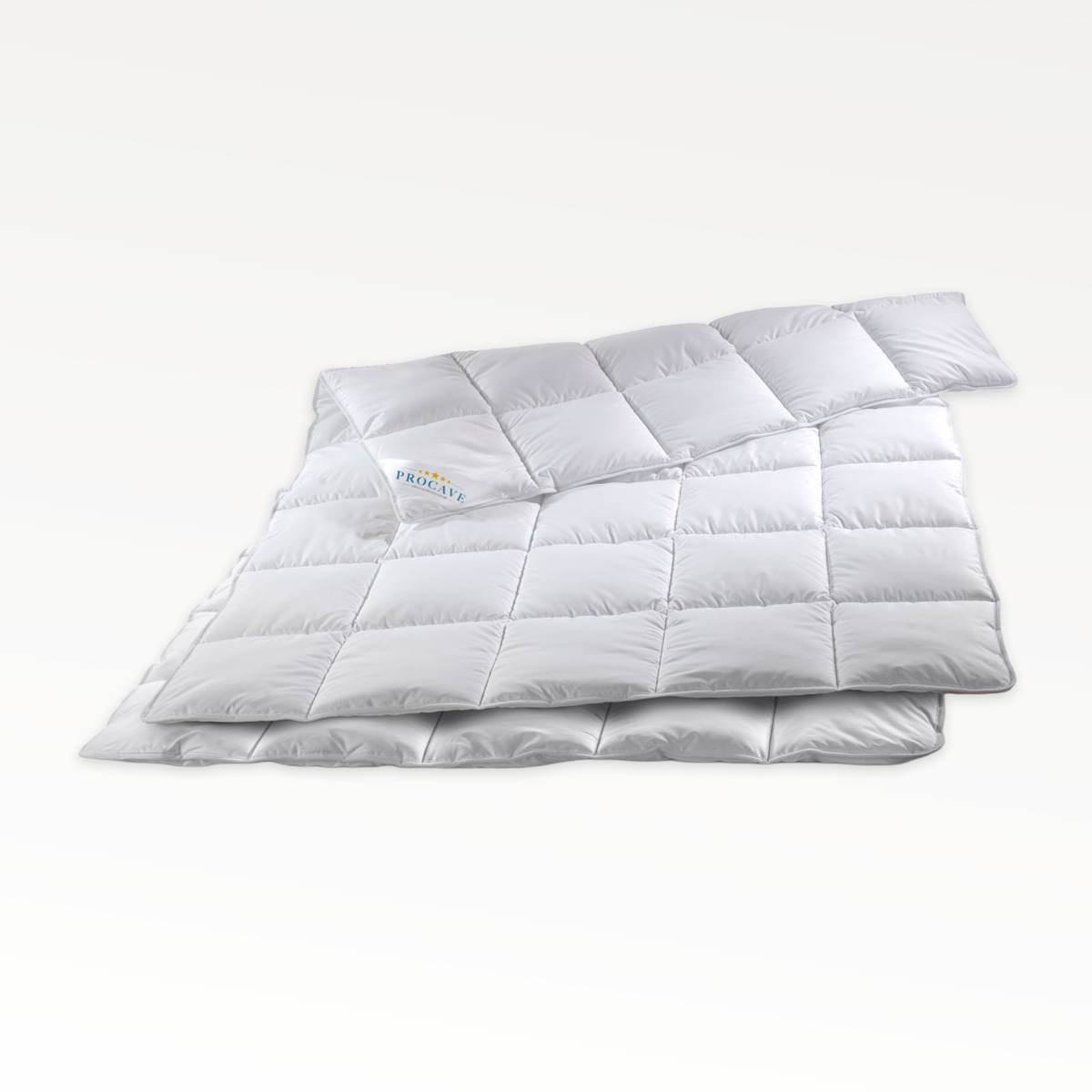 PROCAVE MICRO-COMFORT 4 Jahreszeiten Steppdecke mit Druckknöpfen — Produktfreisteller, zwei Deckenteile gestapelt mit PROCAVE-Label, Quadratsteppung