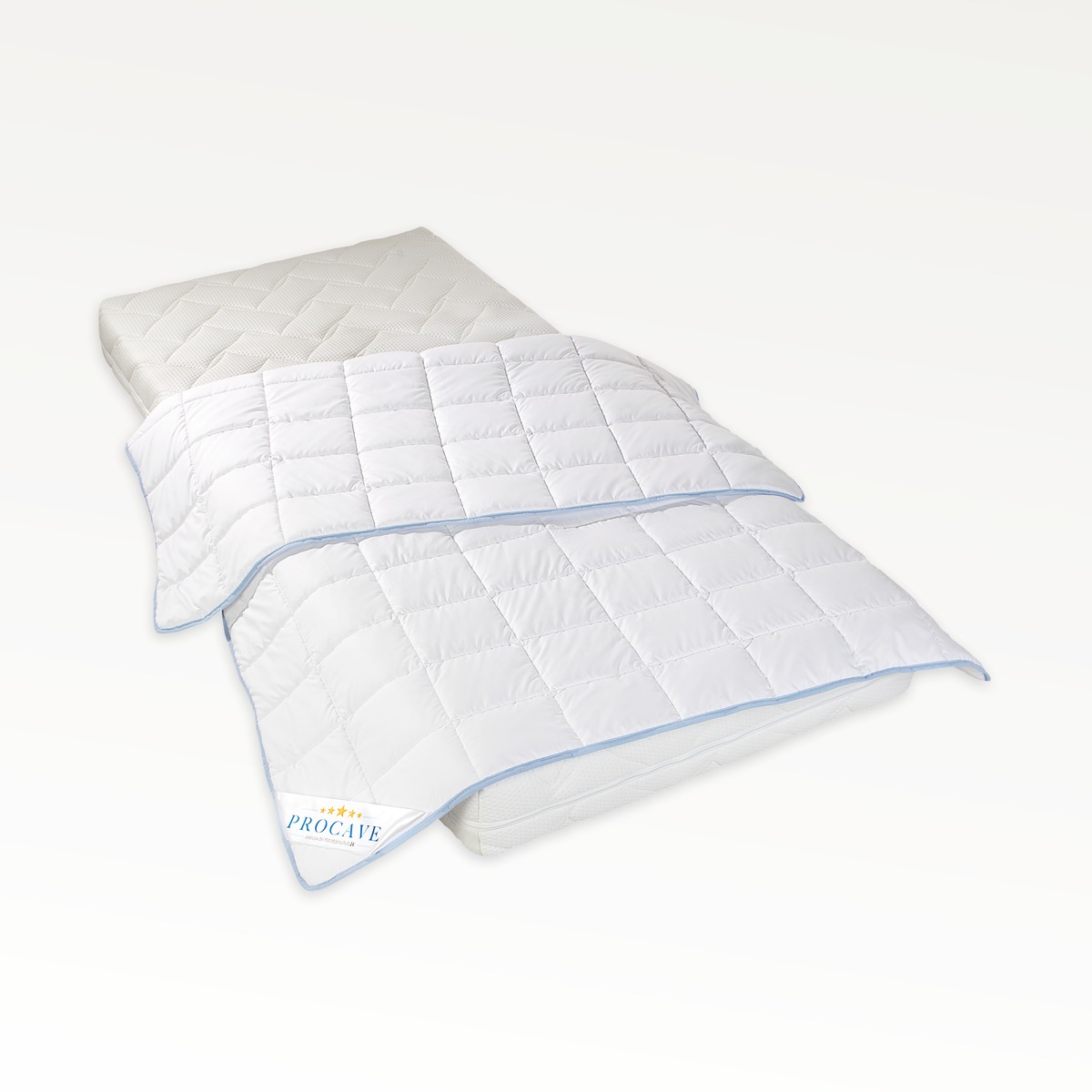 PROCAVE TopCool kochfeste Qualitäts-Sommerbettdecke — Produktfreisteller: Decke aufgeklappt auf Matratze liegend, mit Kopfkissen und PROCAVE-Label