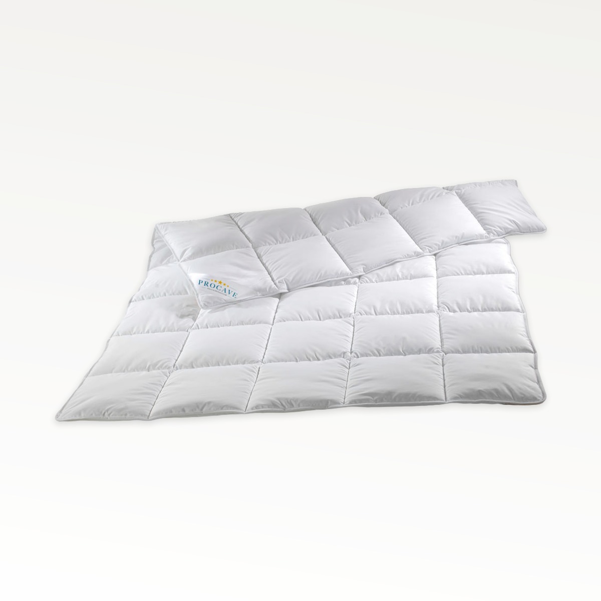 PROCAVE MICRO-COMFORT Sommerdecke weiß mit Kissen als Produktfreisteller — leichte Sommerbettdecke aus samtweicher Microfaser mit Quadratsteppung