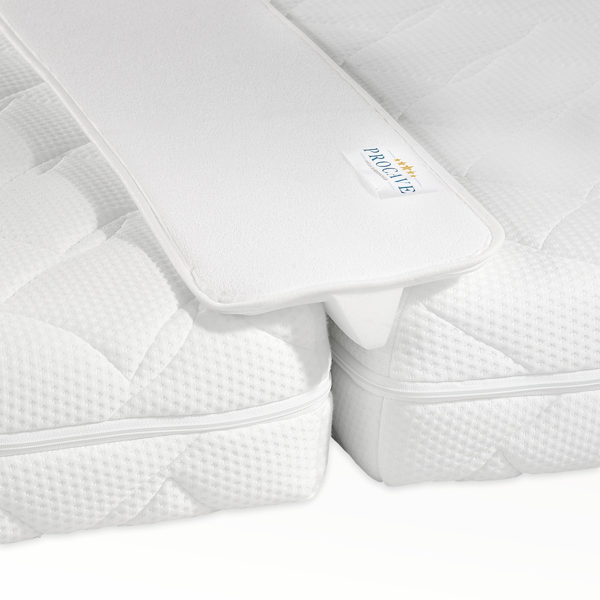 PROCAVE Doppelbettbrücke mit Frottee-Bezug — Produktfreisteller zwischen zwei zusammengestellten Matratzen im Doppelbett