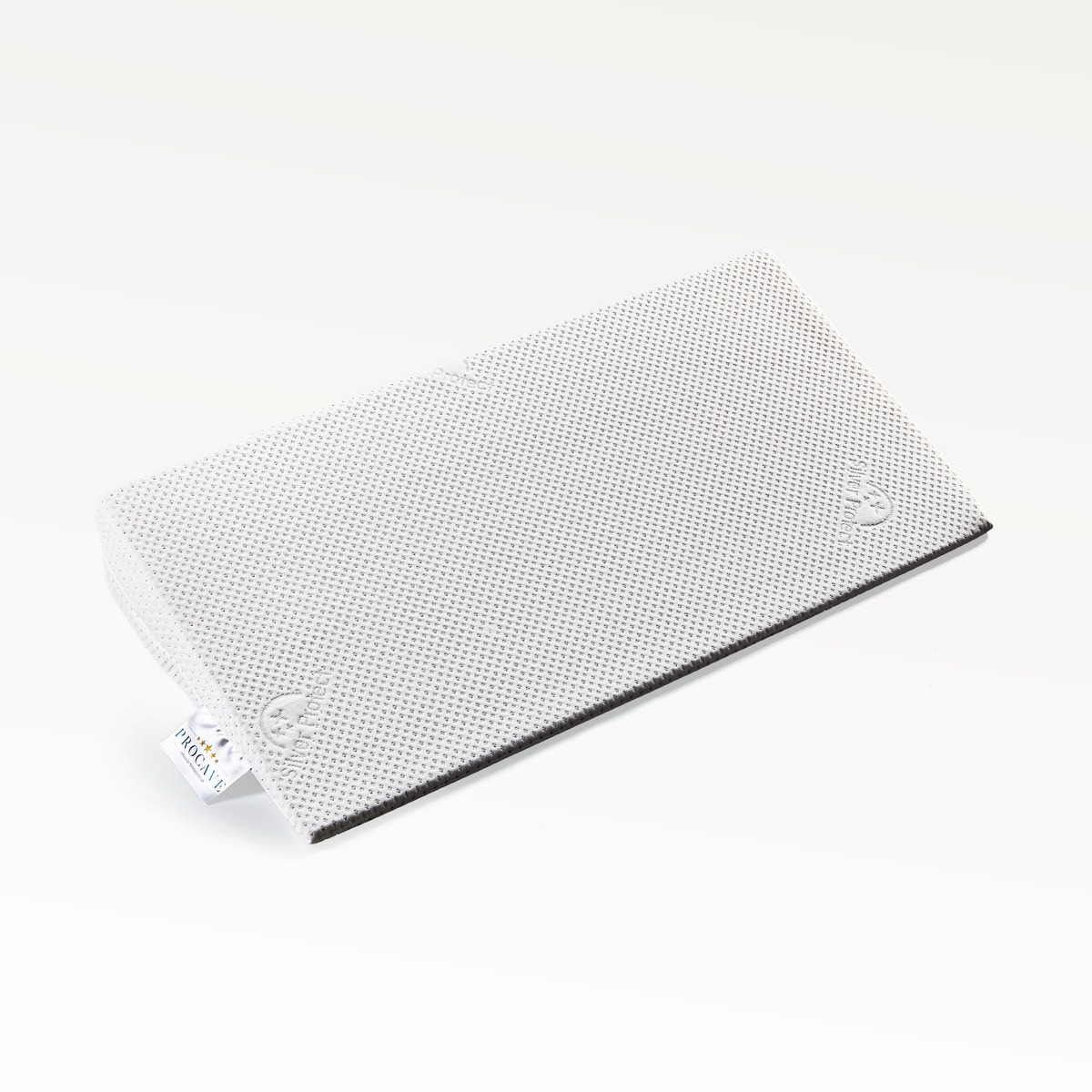 PROCAVE Bettkeil mit Silver Protect-Doppeltuch-Bezug — Produktfreisteller, Keilform mit grau meliertem Bezug und PROCAVE-Etikett