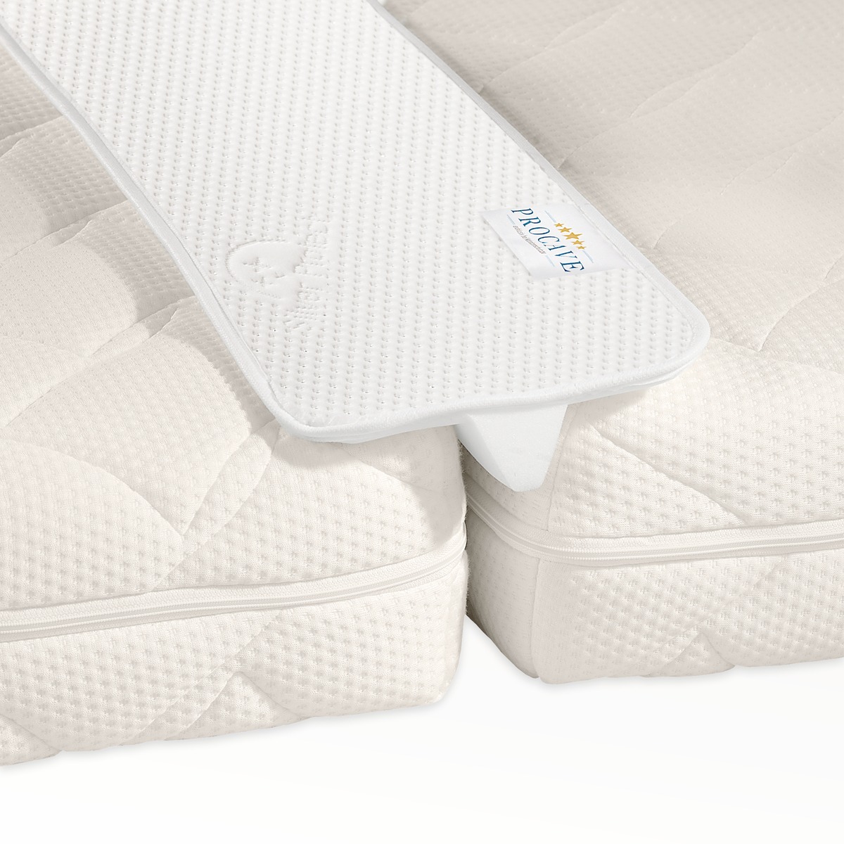 PROCAVE Liebesbrücke mit Silver-Protect-Bezug — Produktfreisteller zwischen zwei zusammengestellten Matratzen im Doppelbett