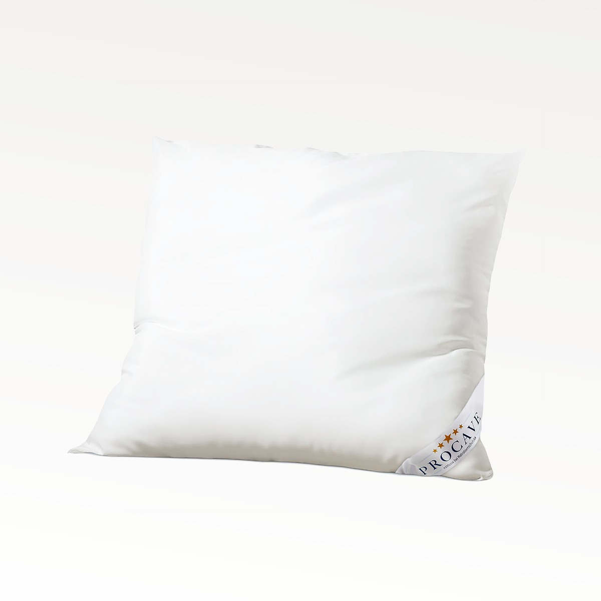 PROCAVE MICRO-COMFORT Kissen Classic Freisteller auf weißem Hintergrund mit PROCAVE-Label — weiches Mikrofaserkissen mit Doppelfüllung, Made in Germany